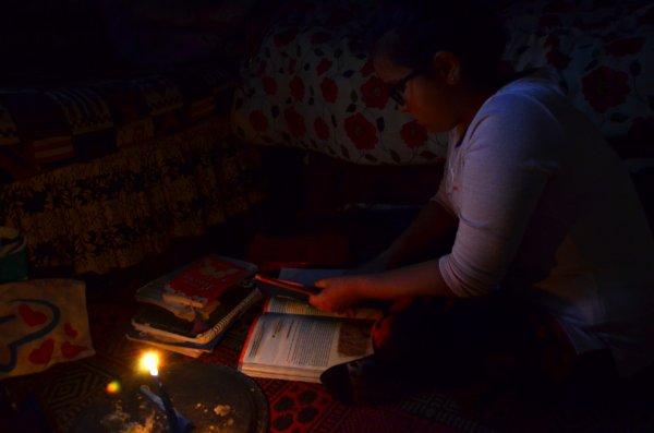 Annesi ölen babası terk eden Sude okumak istiyor