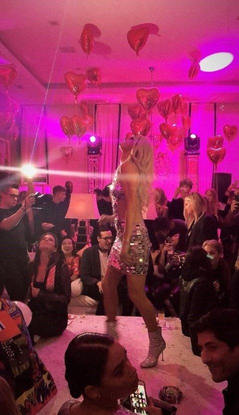 Paris Hilton'a altın soslu pasta