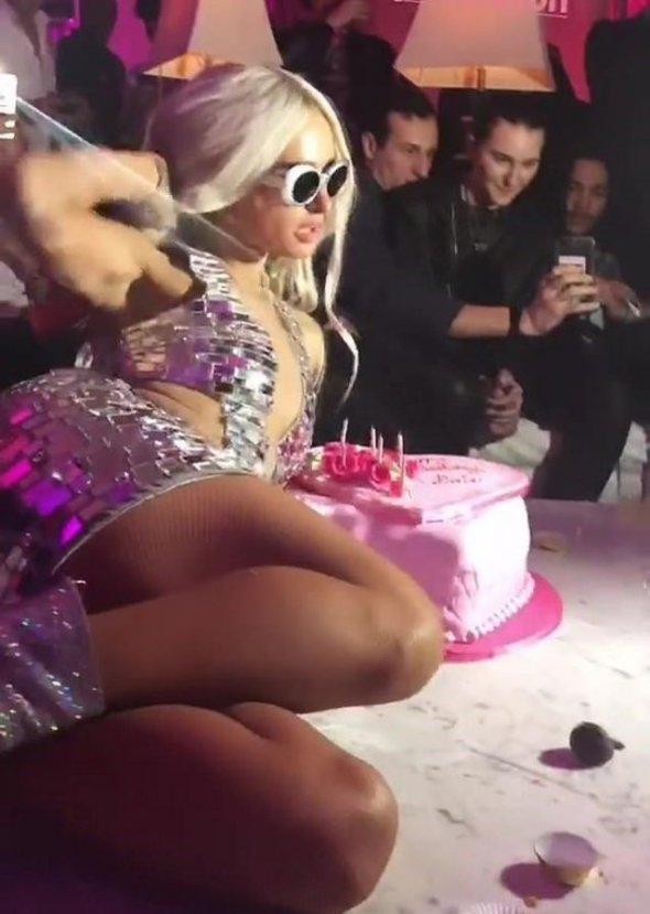 Paris Hilton'a altın soslu pasta