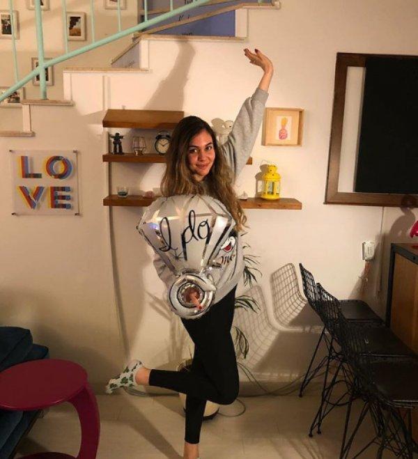 Eser Yenenler'den tektaş göndermesi