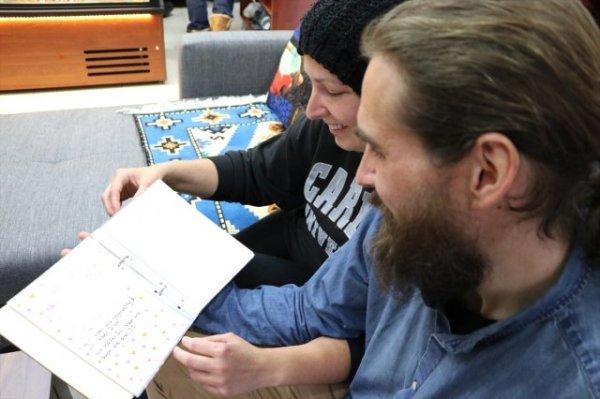 Alman çift parasız dünya turuna çıktı