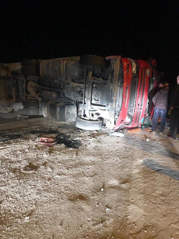 Tır sürücüsü, köpeğe çarpmamak için canından oluyordu