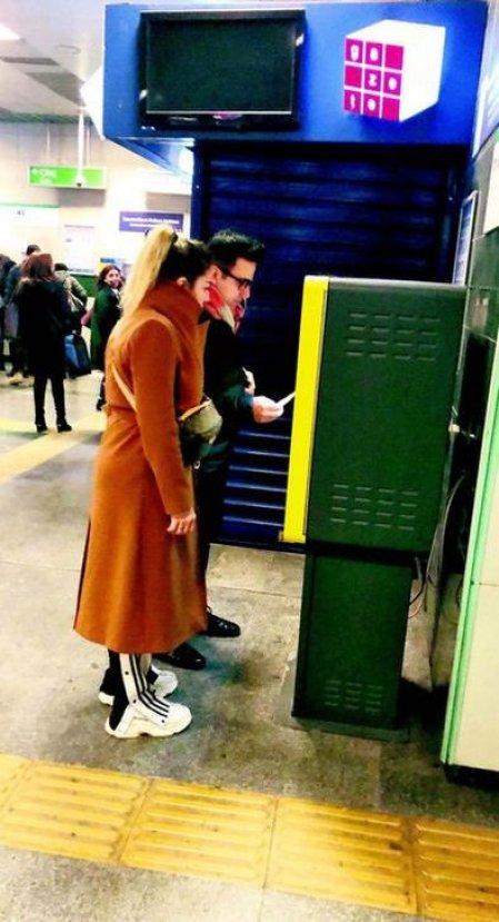 Metroyla yolculuk yapan Emrah