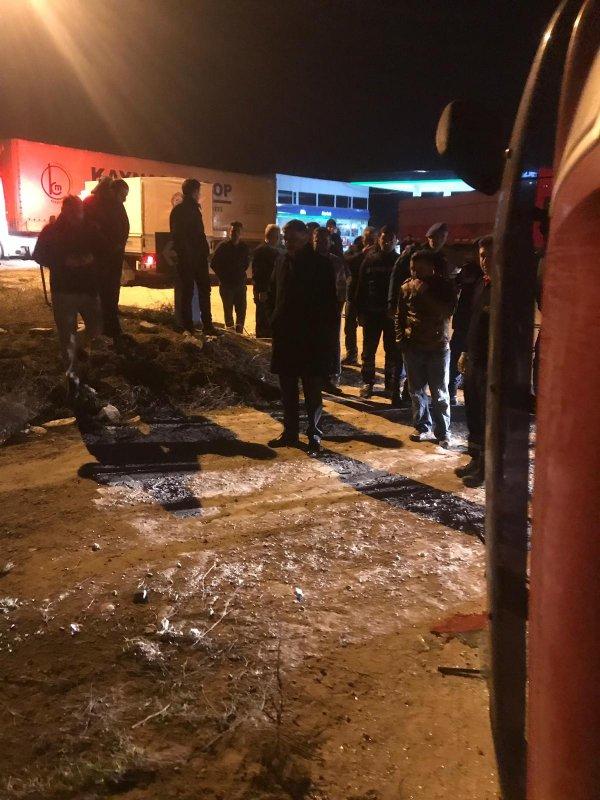 Tır sürücüsü, köpeğe çarpmamak için canından oluyordu