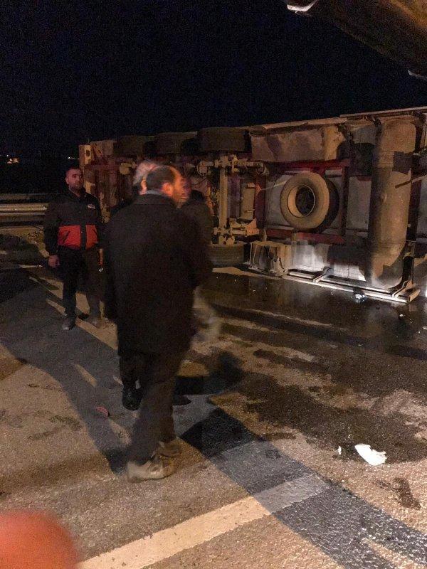 Tır sürücüsü, köpeğe çarpmamak için canından oluyordu