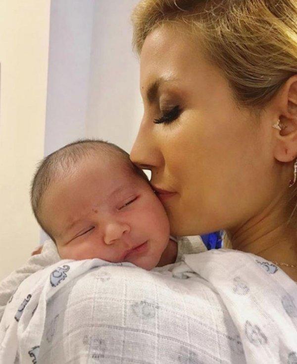 Çağla Şıkel Alişan'ın bebeğini görmeye gitti