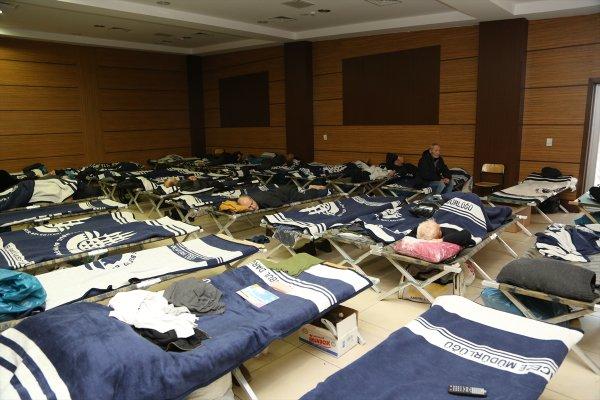 Sokakta kalan evsizler sıcak yuvaya alındı