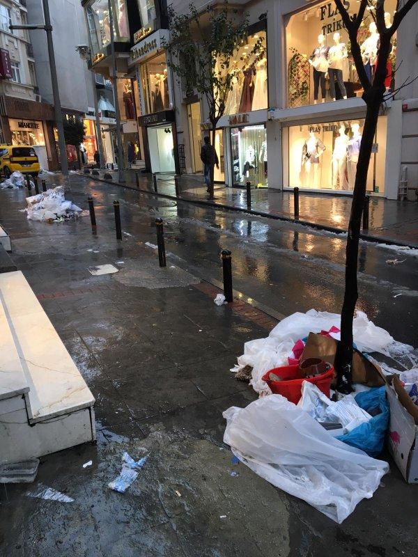 Şişli'de sokaklar çöple doldu
