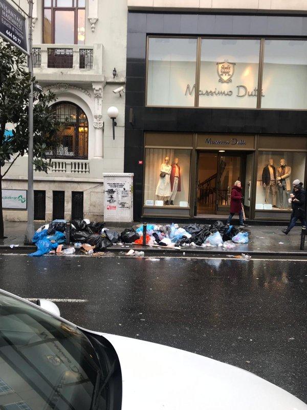 Şişli'de sokaklar çöple doldu
