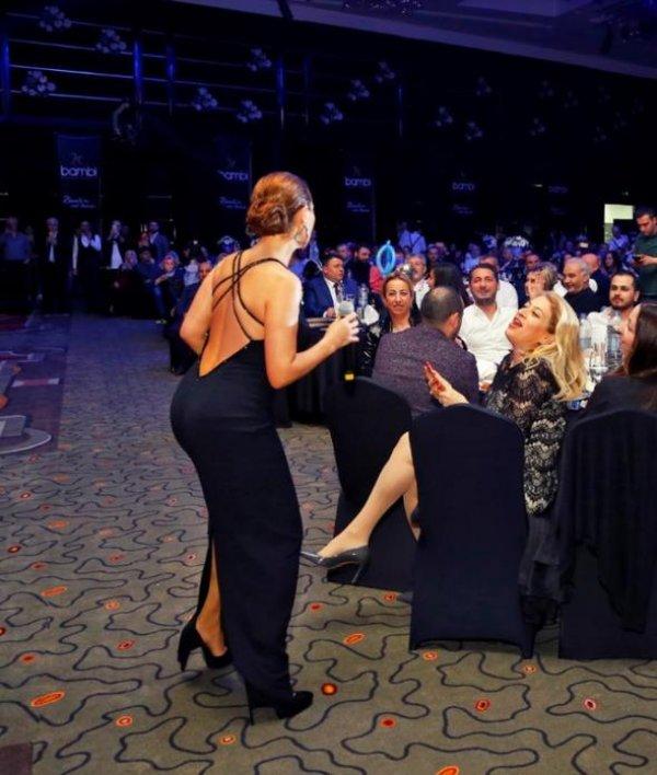 Hülya Avşar'dan sırt şov