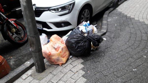 Şişli'de sokaklar çöple doldu