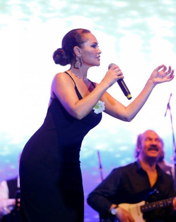 Hülya Avşar'dan sırt şov