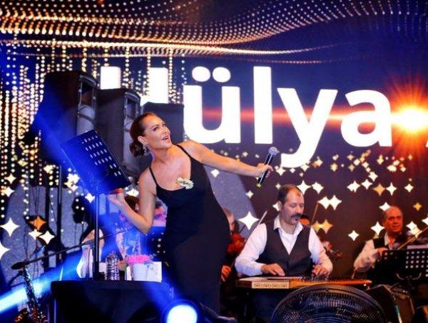 Hülya Avşar'dan sırt şov