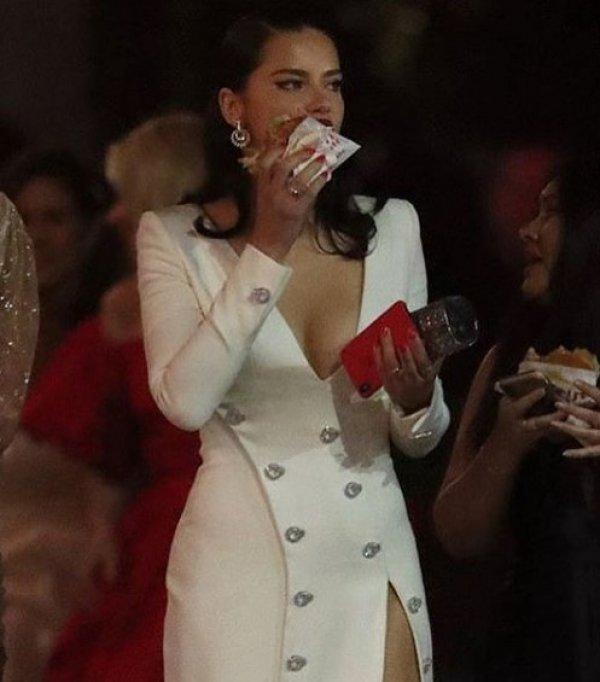 Adriana Lima elinden hamburgeri düşürmedi