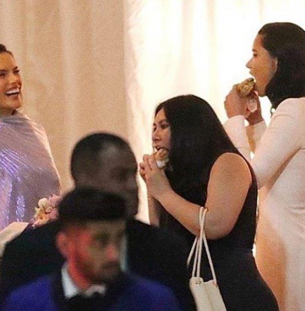 Adriana Lima elinden hamburgeri düşürmedi