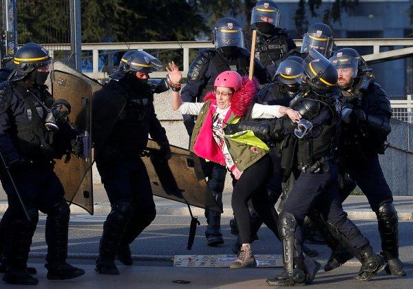 Sarı Yelekliler'in protestoları ekonomiyi etkiledi