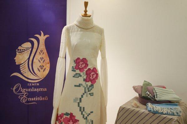 İzmir'de kenevirden abiye ve gelinlik yaptılar