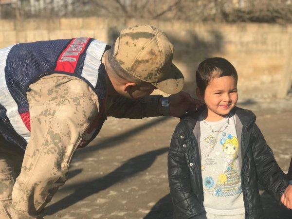 Oyuncakları gören Özbek çocuklar jandarmanın yanına koştu