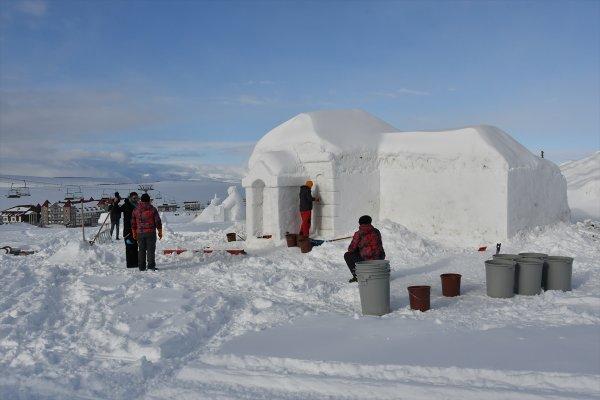 Kardan figürler ve maketlere yoğun ilgi
