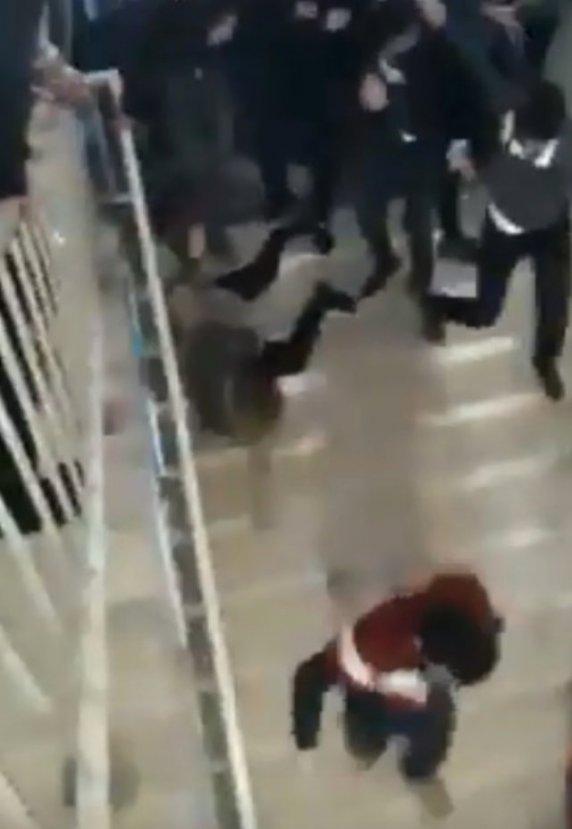 Lise öğrencilerinin kavgası okulu savaş alanına çevirdi