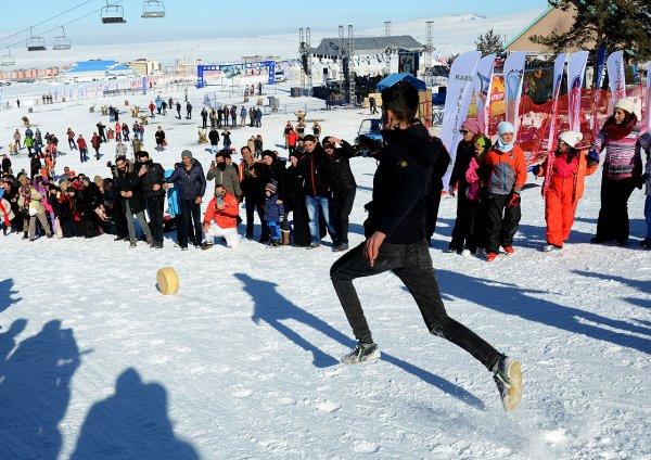 Karda yuvarlanan kaşarı yakalamak için yarıştılar