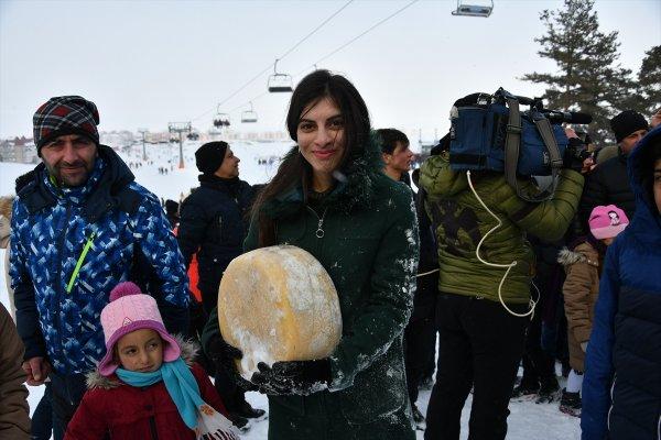 Karda yuvarlanan kaşarı yakalamak için yarıştılar