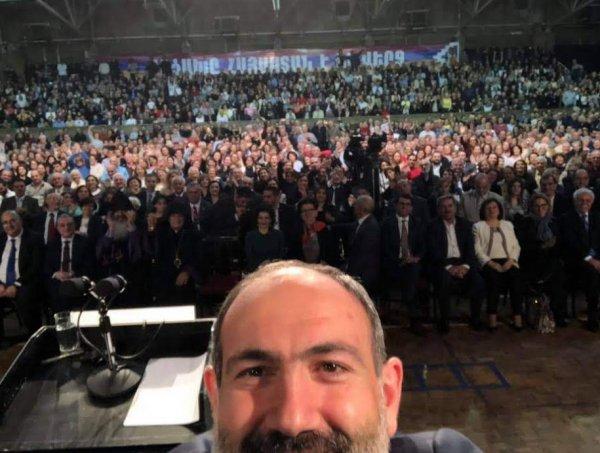 İran: Karabağ pankartı kabul edilemez