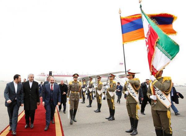 İran: Karabağ pankartı kabul edilemez