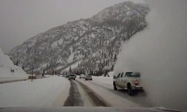 ABD'de otoyala çığ düştü