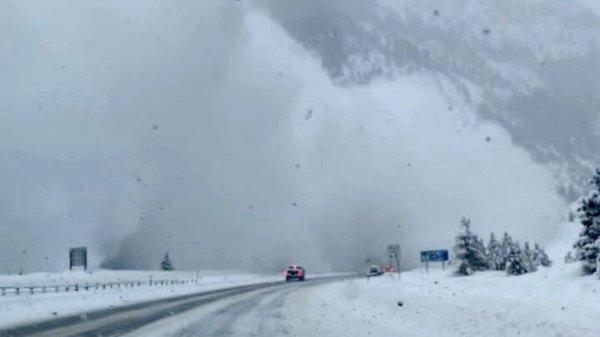 ABD'de otoyala çığ düştü