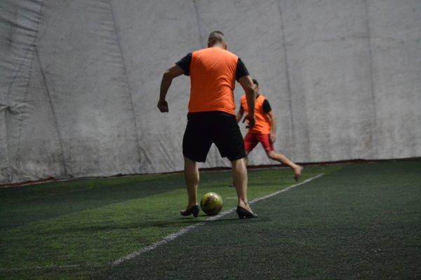 Topluklu ayakkabı giyen erkekler kadınlarla maç yaptı