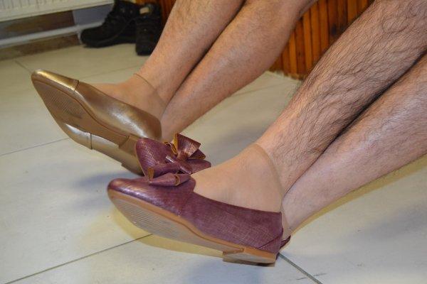 Topluklu ayakkabı giyen erkekler kadınlarla maç yaptı