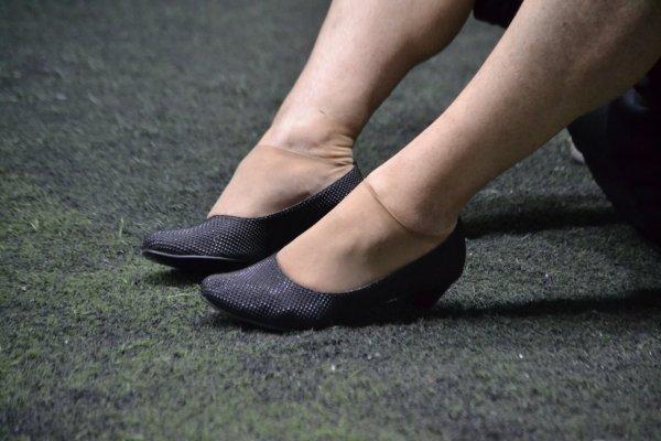 Topluklu ayakkabı giyen erkekler kadınlarla maç yaptı