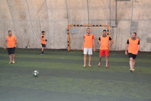 Topluklu ayakkabı giyen erkekler kadınlarla maç yaptı