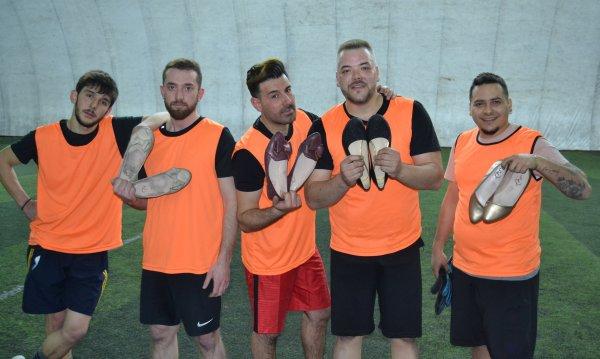 Topluklu ayakkabı giyen erkekler kadınlarla maç yaptı