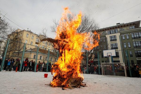 Rusya'da Maslenitsa bayramı başladı