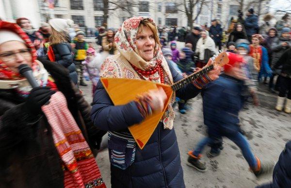 Rusya'da Maslenitsa bayramı başladı