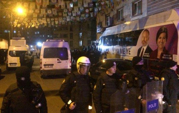 HDP'li vekiller polise saldırdı