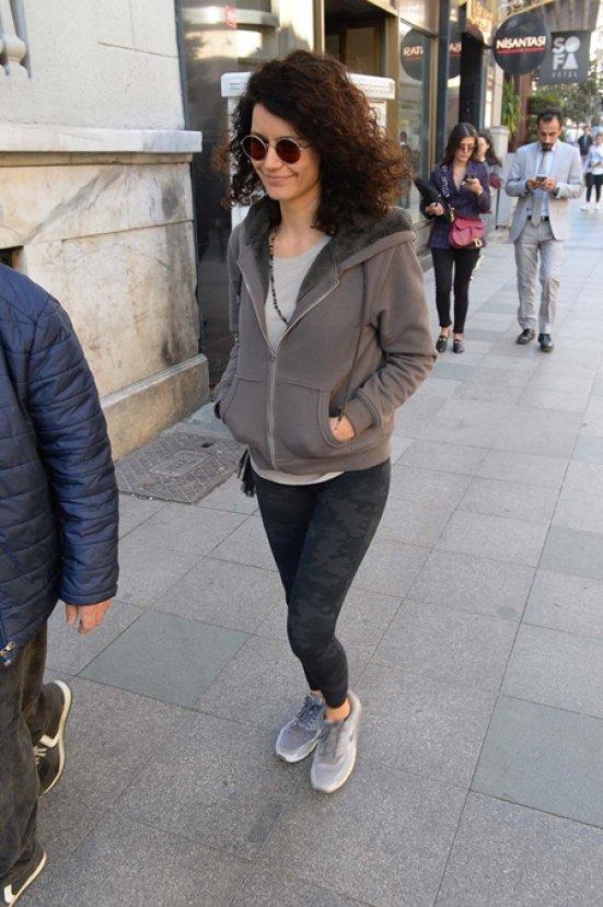 Beren Saat yüzüğünü çıkardı