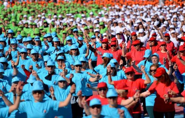 Türkiye haritası oluşturan kadınlar 'erik dalı' oynadı