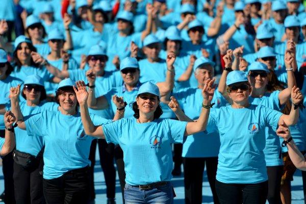 Türkiye haritası oluşturan kadınlar 'erik dalı' oynadı