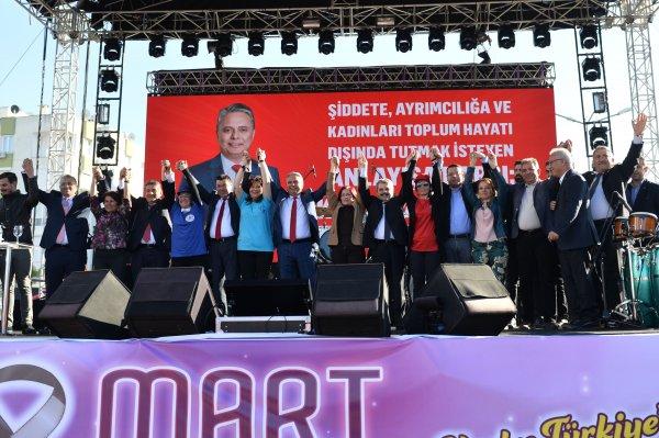 Türkiye haritası oluşturan kadınlar 'erik dalı' oynadı