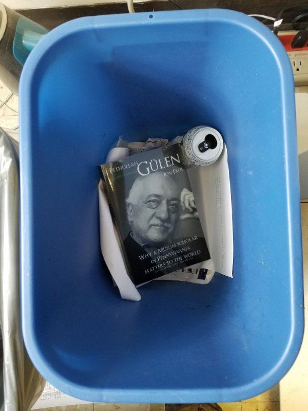 FETÖ'nün kitabı ABD'de çöplerde