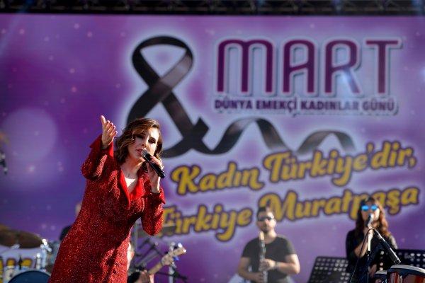 Türkiye haritası oluşturan kadınlar 'erik dalı' oynadı