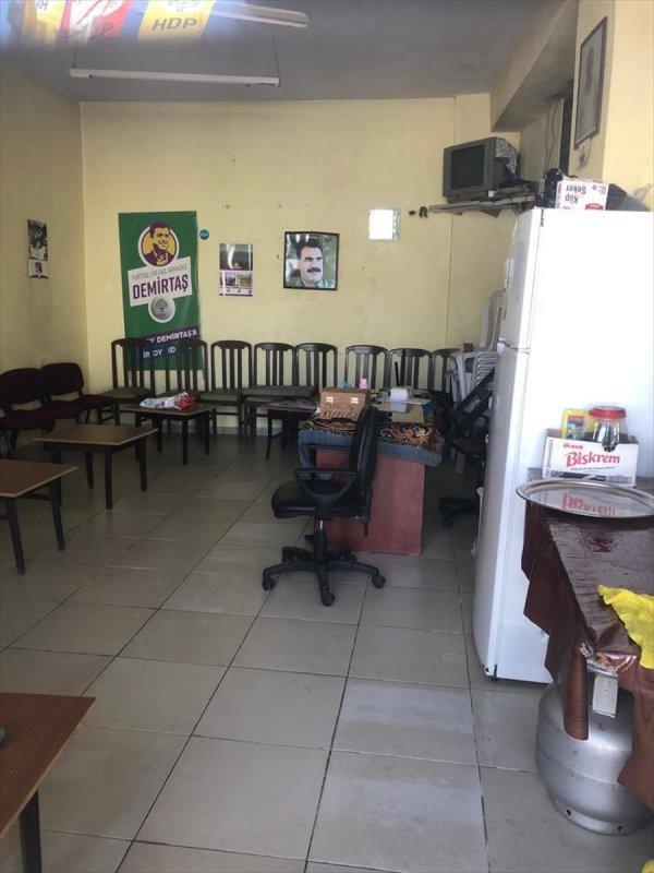 İzmir'de HDP seçim bürosuna Öcalan fotoğrafı asıldı