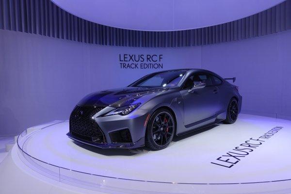 Lexus iki aracın prömiyerini yaptı