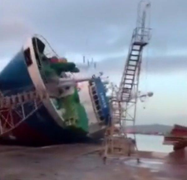 Denize indirilemeden devrilen balıkçı teknesi