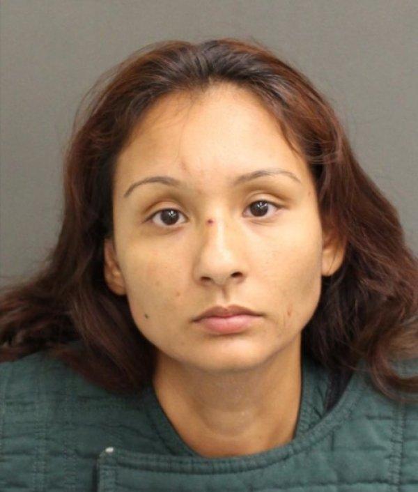 Kızını 15 defa sırtından bıçaklayarak öldürdü