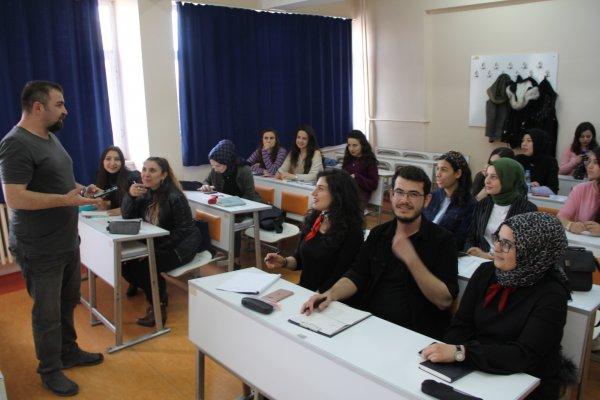 30 kız öğrencinin içinde tek erkek öğrenci kaldı