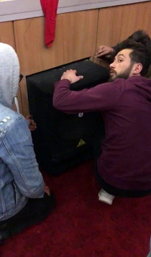 Hoparlöre sıkışan kediyi tiyatrocular kurtardı